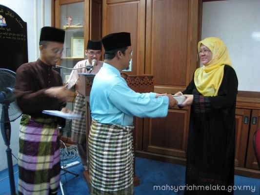 Penyampaian hadiah harijadi kakitangan MSNM