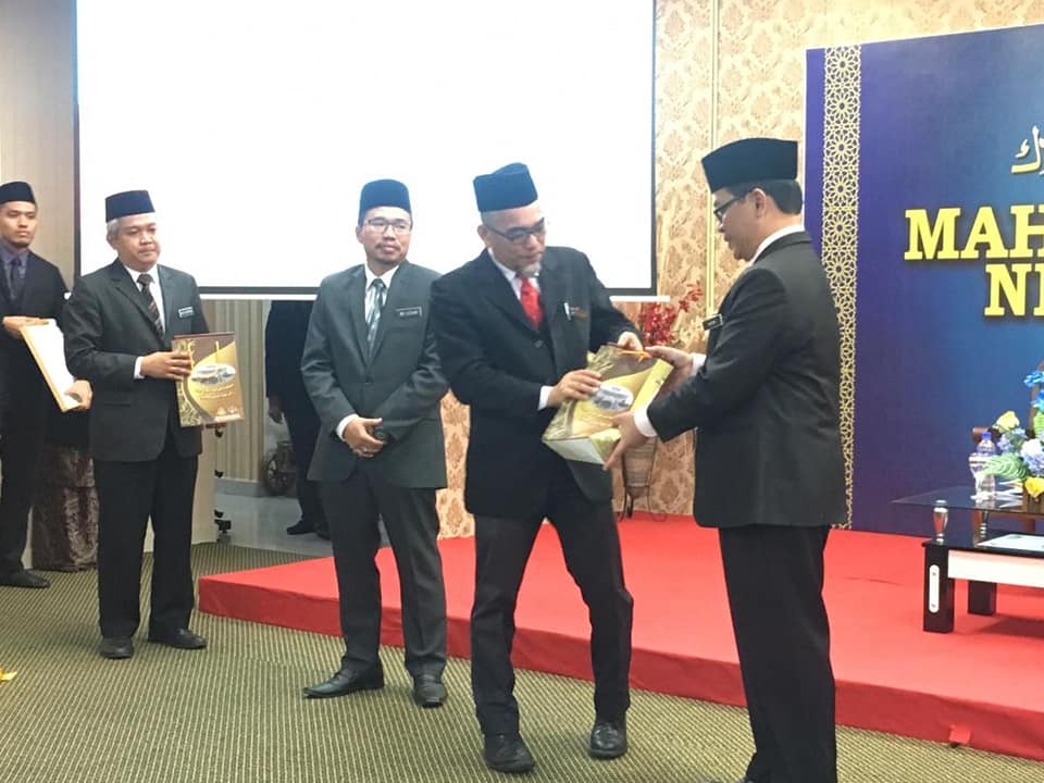 Majlis Penyampaian Sijil Halal Kepada Sari Unggul Enterprise Kafetaria MSNM